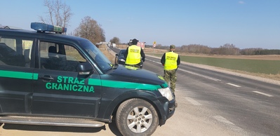 Funkcjonariusze Straży Granicznej w trakcie kontroli drogowej 