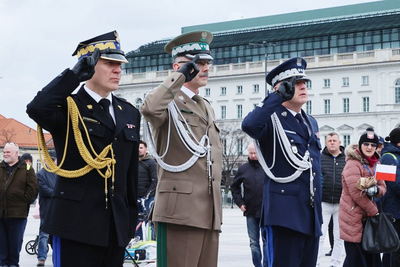 Szefowie służb podległych MSWiA w czasie uroczystości na placu Marszałka J. Piłsudskiego 