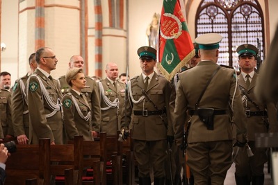Komendant Główny SG gen. dyw. SG T. Praga bierze udział we mszy św. w intencji funkcjonariuszy SG w Katedrze w Koszalinie 
