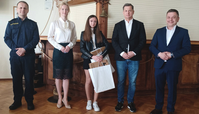 Przekazanie komputerów dla młodych uchodźców z Ukrainy-zdjęcie pamiątkowe 