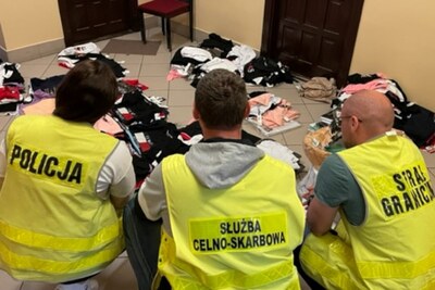 Funkcjonariusze SG, Policji i KAS zabezpieczają nielegalny towar 