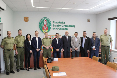 Zdjęcie pamiątkowe funkcjonariuszy SG z delegatami z Republiki Iraku 