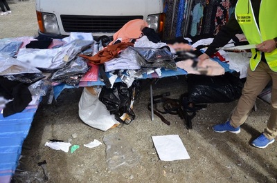 Funkcjonariusz SG zabezpiecza towar 