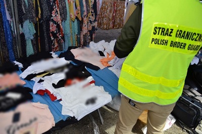 Funkcjonariusz SG zabezpiecza towar 