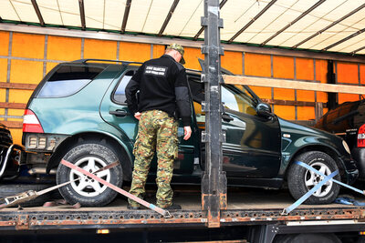 Funkcjonariusz SG zabezpiecza samochód 