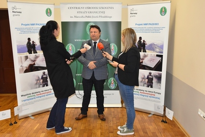 Płk SG A. Olejnik Zastępca Dyrektora Zarządu Operacyjno-Śledczego KGSG w trakcie wypowiedzi dla mediów 