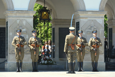 Zmiana posterunku honorowego przed Grobem Nieznanego Żołnierza w Warszawie 