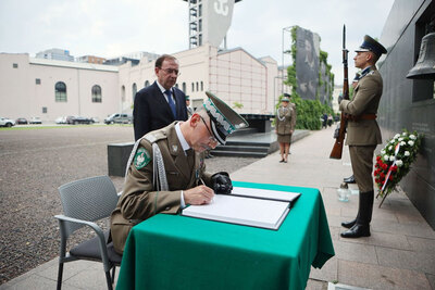 Komendant Główny SG gen. dyw. SG T. Praga składa wpis pamiątkowy w księdze 