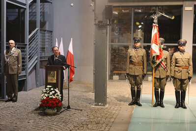 Minister SWiA przemawia na uroczystości wręczenia odznaczeń i medali z okazji 31. rocznicy powołania SG w Muzeum Powstania Warszawskiego 