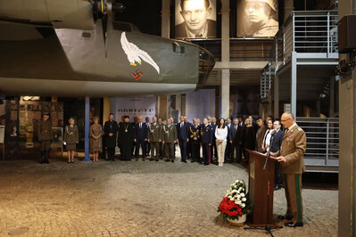 Komendant Główny SG przemawia na uroczystości wręczenia odznaczeń i medali z okazji 31. rocznicy powołania SG w Muzeum Powstania Warszawskiego 