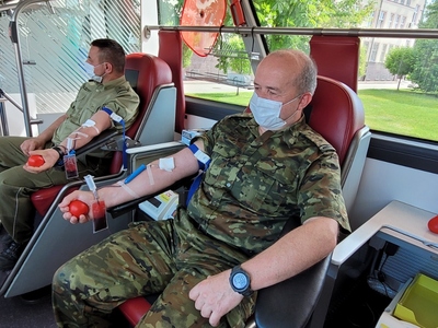 Funkcjonariusze ze Śląskiego Oddzialu SG oddają krew w ramach akcji "Na straży życia" 