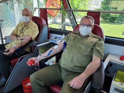 Funkcjonariusze ze Śląskiego Oddzialu SG oddają krew w ramach akcji "Na straży życia" 