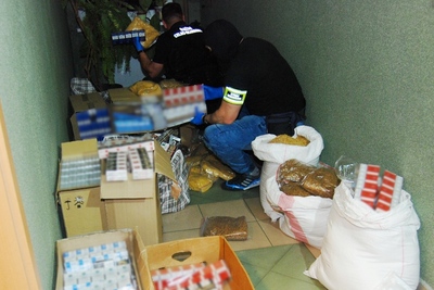 Funkcjonariusze SG i KAS zabezpieczają nielegalny towar 