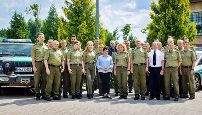 Spotkanie Marszałek Sejmu z funkcjonariuszami Straży Granicznej z PSG w Narewce-fotografia pamiątkowa 