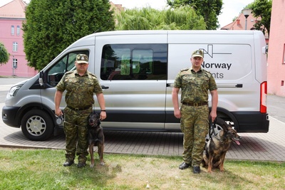 Uczestnicy kursu doskonalącego dla instruktorów- selekcjonerów psów patrolowo-obronnych i tropiących wraz z psami 