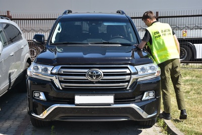 Funkcjonariusz SG zabezpiecza toyotę 