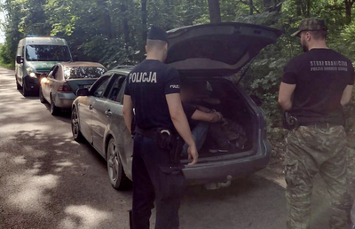 Funkcjonariusze zatrzymują cudzoziemców, którzy nielegalnie przekroczyli granicę 