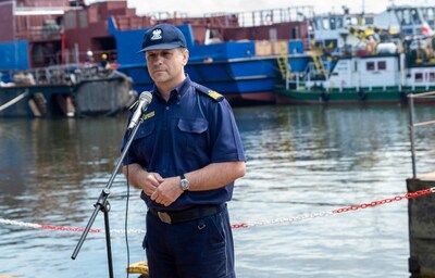 Komendant Morskiego OSG przemawia podczas uroczystości zwodowania patrolowca SG-301 