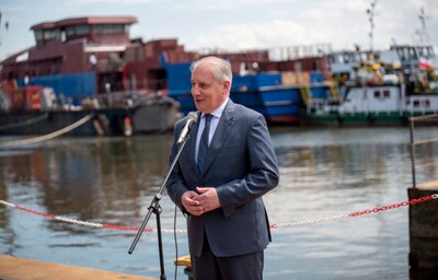 Wojewoda Pomorski przemawia podczas uroczystości zwodowania patrolowca SG-301 