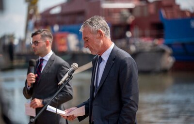 Prezes stoczni francuskiej przemawia podczas uroczystości zwodowania patrolowca SG-301 