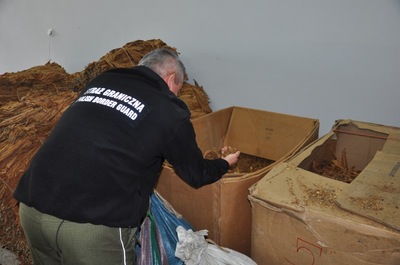 Funkcjonariusz SG zabezpiecza nielegalny towar 