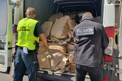 Funkcjonariusze SG i KAS zabezpieczają nielegalny towar 