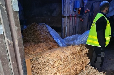 Funkcjonariusz SG zabezpiecza nielegalny towar 