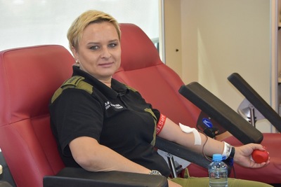 Funkcjonariuszka SG honorowo oddaje krew w ramach ogólnopolskiej akcji Na straży życia 