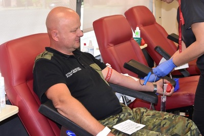 Funkcjonariusz SG honorowo oddaje krew w ramach ogólnopolskiej akcji Na straży życia 
