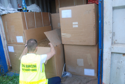 Funkcjonariusz SG zabezpiecza nielegalny towar 
