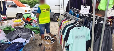 Funkcjonariusz SG zabezpiecza nielegalny towar 