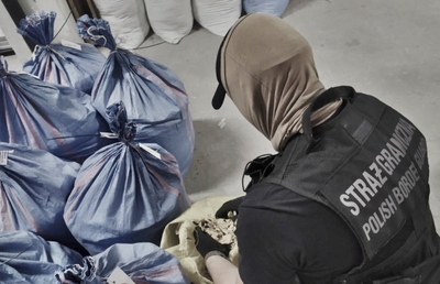 Funkcjonariusz SG zabezpiecza nielegalny towar 