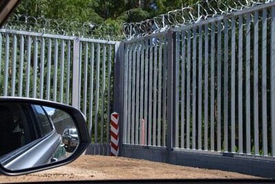 granica państwowa pojazd Straży Granicznej przy barierze