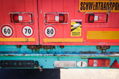 Tył naczepy z tablicą rejestracyjną 