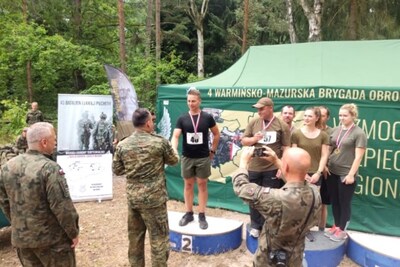 Dekoracja zdobywcy II miejsca w III otwartych mistrzostwach 4 Warmińsko – Mazurskiej Brygady Obrony Terytorialnej 
