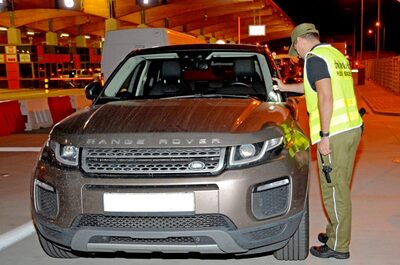 Funkkcjonariusz SG prowadzi kontrolę pojazdu 