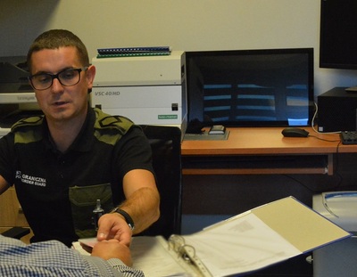 fukncjonariusz podczas czynności służbowych 