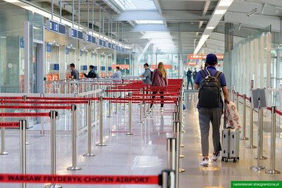 podróżni oczekujący na kontrolę paszportową 