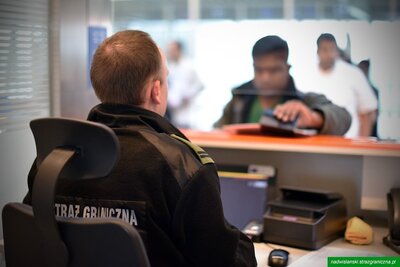 funkcjonariusz SG kontrolujący dokumenty 