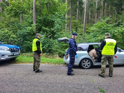 funkcjonariusze SG, Policji oraz zatrzymane auto 