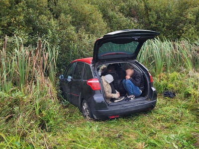 zatrzymane auto wraz z osobami w bagażniku 