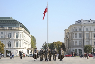 Uroczysta zmiana warty przed Grobem Nieznanego Żołnierza 