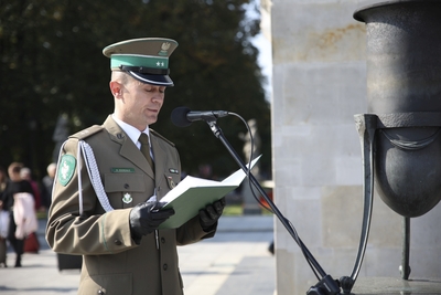 Uroczysta zmiana warty przed Grobem Nieznanego Żołnierza 