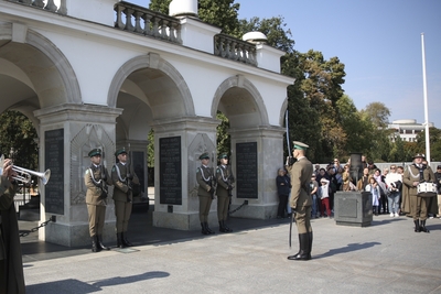 Uroczysta zmiana warty przed Grobem Nieznanego Żołnierza 