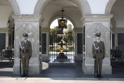 Uroczysta zmiana warty przed Grobem Nieznanego Żołnierza 