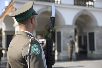 Uroczysta zmiana warty przed Grobem Nieznanego Żołnierza 