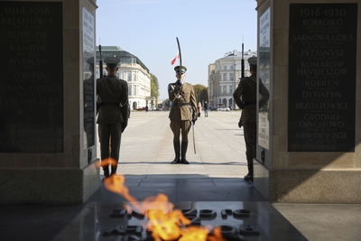 Uroczysta zmiana warty przed Grobem Nieznanego Żołnierza 