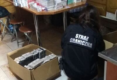 Funkcjonariusz SG zabezpiecza nielegalny towar 