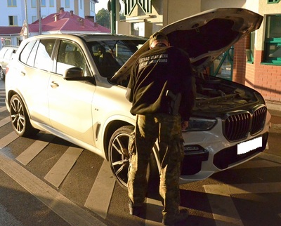 Funkcjonariusz SG zabezpiecza auto 