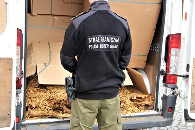 Funkcjonariusz SG zabezpiecza nielegalny towar 